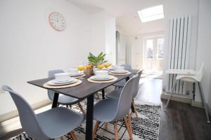 Cohost Partners Charming 3BR Near City Centre Parking