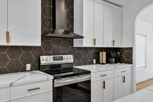 NEW! Luxe Vacation Retreat - heated pool, putting green