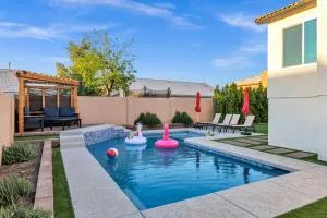Luxe Phoenix Retreat - heated pool, putting green - 森城