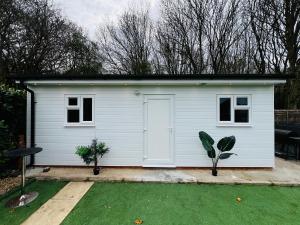 Luxury 1B Chalet wt free parking nr LTN Airport, L&D Hosp, Whipsnade Zoo, fast trains to Central London