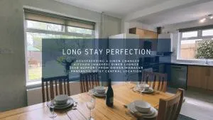 Dwellcome Home Ltd 3 DOUBLE Bedroom House Boldon, Ideal for long term contractor, etc stays, Free Parking, Fast WIFI, 3 miles 7 mins drive to Nissan, 15 mins to Sunderland Newcastle, Regular Housekeeping Options - see our site for assurance - East Boldon