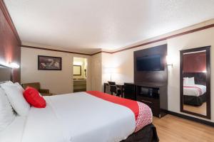 King Room room in OYO Hotel Tulsa N Sheridan Rd & Airport