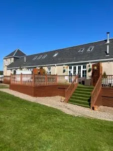 JOIVY Greenknowes Lodge with Hot Tub and Wood Burning Stove - Milnathort