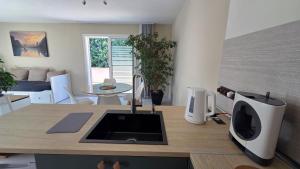 Maisons de vacances Un air de provence avec piscine disponible seulement en fin de journee - A 5min de l-A7 et A9 : photos des chambres
