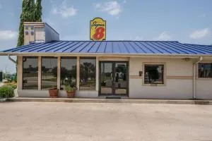 Super 8 by Wyndham San Marcos - Luling