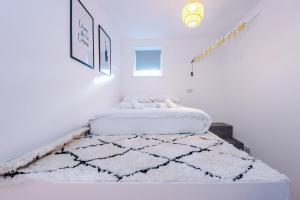 Cohost Partners Chic Stay Heart of Warrington