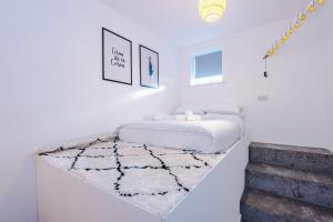 Cohost Partners Chic Stay Heart of Warrington