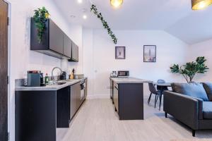 Cohost Partners Chic Stay Heart of Warrington