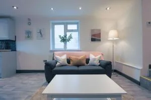 Chic 3-Bed Retreat in Cardiff - Gelligaer