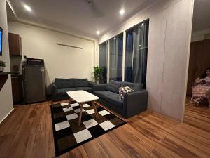 Cozy Bachelor's Loft in Gurgaon with Sunset Balcony