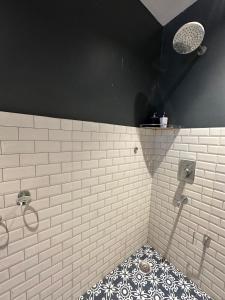 Cozy Bachelors Loft in Gurgaon with Sunset Balcony