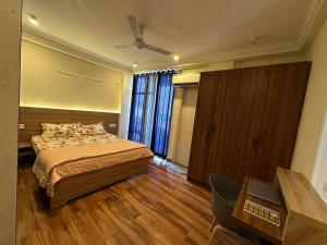 Cozy Bachelors Loft in Gurgaon with Sunset Balcony