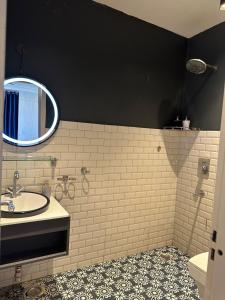 Cozy Bachelors Loft in Gurgaon with Sunset Balcony