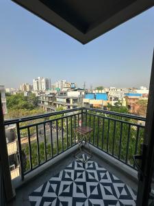 Cozy Bachelors Loft in Gurgaon with Sunset Balcony