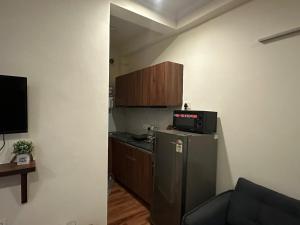 Cozy Bachelors Loft in Gurgaon with Sunset Balcony