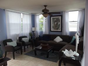 Beautiful Home At The Hill With Private Pool