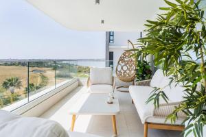 Aelia - Chic 2-BR Apartment & Balcony in Larnaca