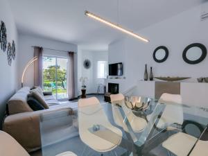 Luxury 3 Bedroom Apartment, Pool Garden Views