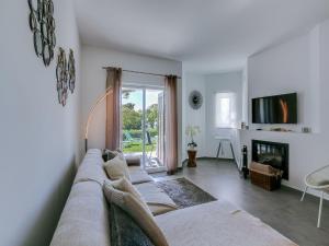 Luxury 3 Bedroom Apartment, Pool Garden Views