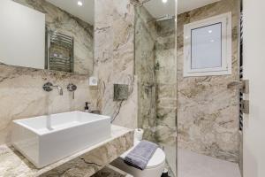 Chleo - Glamorous 2 BR Apt & Balcony in Athens
