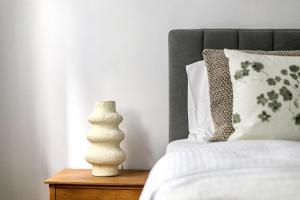 Chleo - Glamorous 2 BR Apt & Balcony in Athens