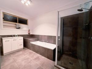 Spacious 3-Bed Home in Werribee!
