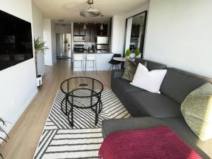 Condo Downtown Vancouver - Near Rogers Arena & BC Place w Parking