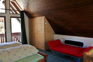 Seperates Ferienhaus Bachhäusle auf dem Hasenhof mit eigener Terrasse mit Grill, Kachelofen, WLAN