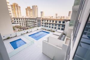Pool View Studio with Balcony Close to Mall, Concept 7 Residences, Jumeirah Village Circle by Deluxe Holiday Homes