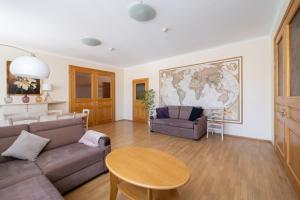 Large 3BR Apartment with Balcony 5 min to Old Town by Tram