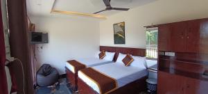 Glasshouse Retreat by The Jungle stay groups