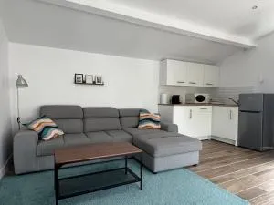 Charmant Studio indépendant et détaché dans une villa avec parking gratuit - Éoures