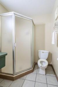 King Bed Accessible Walkin room in OYO Hotel Shreveport Airport North