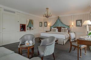 Junior Suite Avenue room in Hôtel Napoleon Paris
