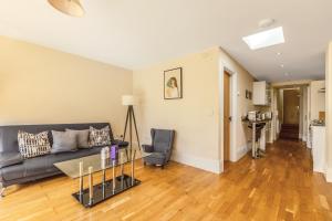 Serene 1BR Wimbledon Apt with Private Garden & Parking