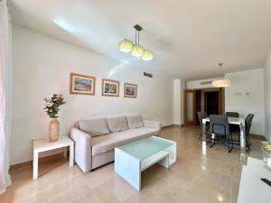 Beautiful 2-Bedroom Frontline Beach Apartment