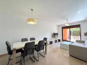 Beautiful 2-Bedroom Frontline Beach Apartment