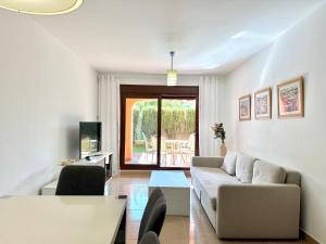 Beautiful 2-Bedroom Frontline Beach Apartment