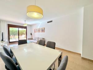 Beautiful 2-Bedroom Frontline Beach Apartment