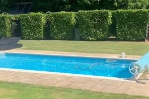 House Sleeps 9-Garden-Pool-Bbq-Patio-Parking - 莱纳姆