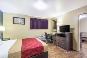 Queen Suite - Non-Smoking room in Econo Lodge Inn & Suites I-35 at Shawnee Mission