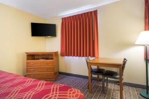 King Room - Non-Smoking room in Econo Lodge Lansing - Leavenworth