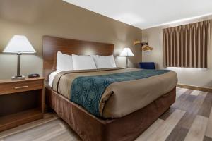 King Room - Non-Smoking room in Econo Lodge Hays I-70