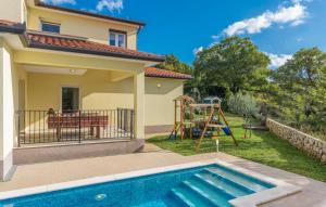 Villa Marilu, modern villa with pool near the sea