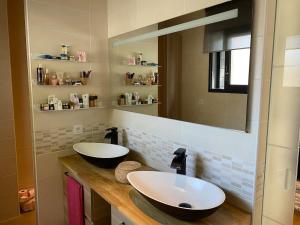 Maisons de vacances Belle maison spacieuse et jardin paysager, Gouesnac-h : photos des chambres