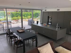 Maisons de vacances LA VILLA KORLEA AVEC PISCINE AIX LES BAINS : photos des chambres