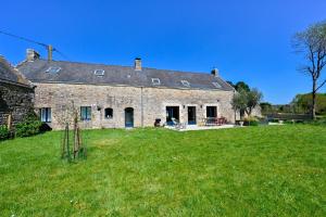 Maisons de vacances Longere Kerinis - Maison avec grand jardin : Maison 4 Chambres
