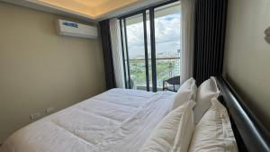 LCONDOTEL Serviced Apartment near MOA NAIA PITX with Pool Parking