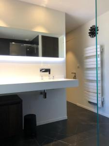 Maisons de vacances LA VILLA KORLEA AVEC PISCINE AIX LES BAINS : photos des chambres