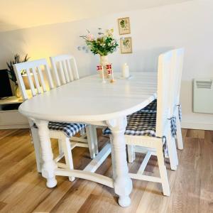 Cozy Nature Cabin with Patio, Parking and WiFi